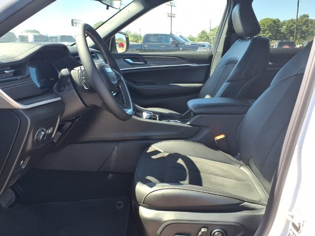2027 Jeep Grand Cherokee Laredo Altitude