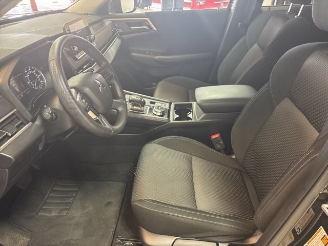 2024 Mitsubishi Outlander ES