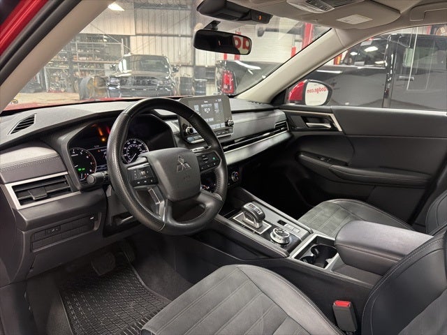 2024 Mitsubishi Outlander Base